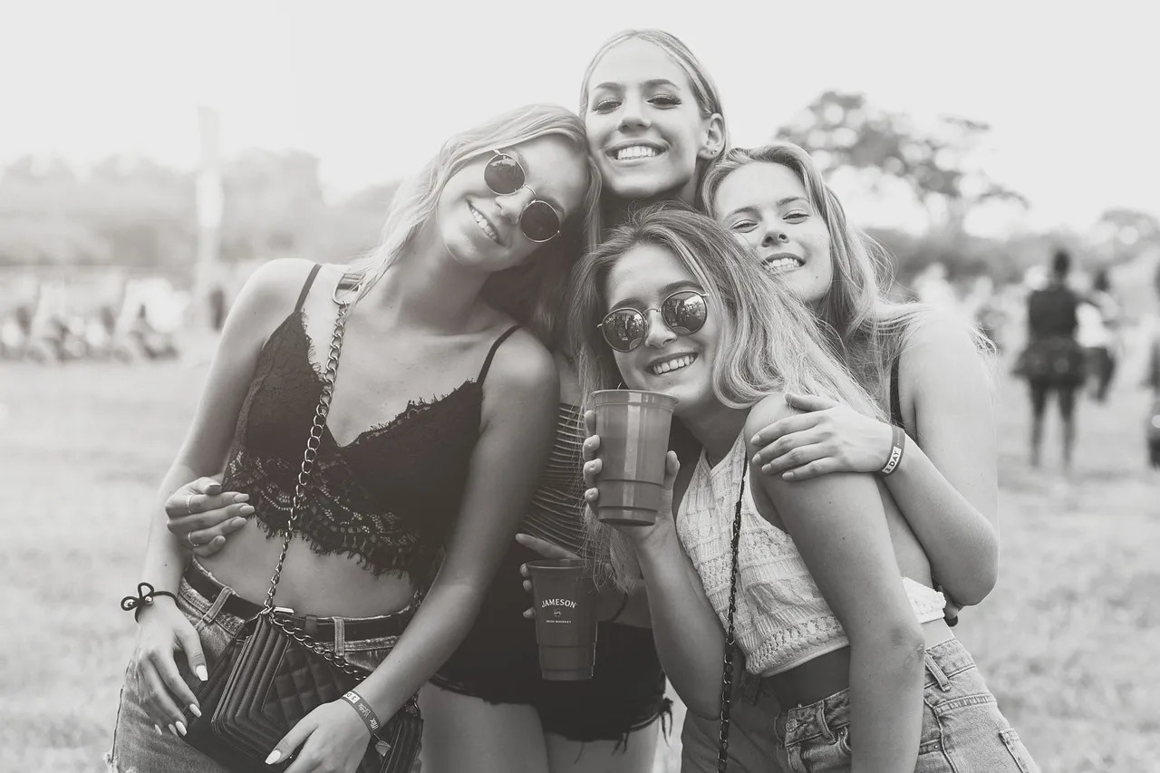 people-3084877_1280